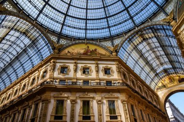 Galeri Vittorio Emanuele II Milano'da Piazza del Duomo (Katedral Meydanı) üzerinde tarihsel iç mimarisi. Dünya'nın en eski alışveriş merkezlerinden birinde alışveriş ve seyahat.