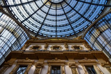 Galeri Vittorio Emanuele II Milano'da Piazza del Duomo (Katedral Meydanı) üzerinde tarihsel iç mimarisi. Dünya'nın en eski alışveriş merkezlerinden birinde alışveriş ve seyahat.