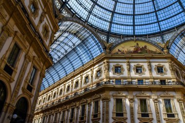 Galeri Vittorio Emanuele II Milano'da Piazza del Duomo (Katedral Meydanı) üzerinde tarihsel iç mimarisi. Dünya'nın en eski alışveriş merkezlerinden birinde alışveriş ve seyahat.