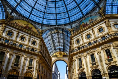Galeri Vittorio Emanuele II Milano'da Piazza del Duomo (Katedral Meydanı) üzerinde tarihsel iç mimarisi. Dünya'nın en eski alışveriş merkezlerinden birinde alışveriş ve seyahat.