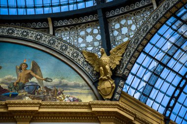 Galeri Vittorio Emanuele II Milano'da Piazza del Duomo (Katedral Meydanı) üzerinde tarihsel iç mimarisi. Dünya'nın en eski alışveriş merkezlerinden birinde alışveriş ve seyahat.