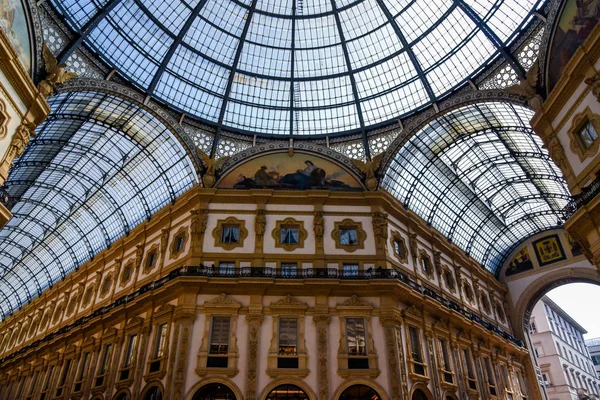 Galeri Vittorio Emanuele II Milano'da Piazza del Duomo (Katedral Meydanı) üzerinde tarihsel iç mimarisi. Dünya'nın en eski alışveriş merkezlerinden birinde alışveriş ve seyahat.