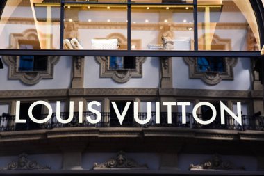 Milan, İtalya - 25 Mayıs 2018: Seçici odak Louis Vuitton dükkanı logosuna Galleria Vittorio Emanuele II ile arka planda, Milano, İtalya