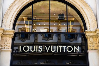 Milan, İtalya - 25 Mayıs 2018: Seçici odak Louis Vuitton dükkanı logosuna Galleria Vittorio Emanuele II ile arka planda, Milano, İtalya