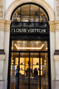 Milan, İtalya - 25 Mayıs 2018: Louis Vuitton dükkanı Galleria Vittorio Emanuele II'nin içinde arka planda, Milano, İtalya