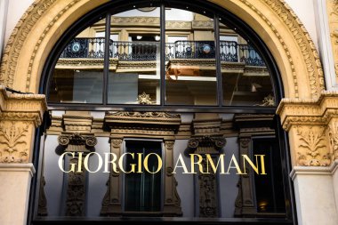 Milan, İtalya - 25 Mayıs 2018: Seçici odak Giorgio Armani dükkanı logosuna Galleria Vittorio Emanuele II ile arka planda, Milano, İtalya