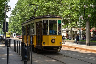 Milan, İtalya - 24 Mayıs 2018: Milan ile sabah geçen bir vintage tramvay