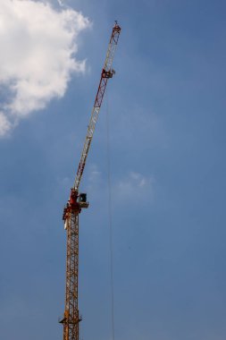 Gün, teknoloji ulaşım yüksek siteye malzeme builging şantiye blus gökyüzü arka plan üzerinde İnşaat ekipmanları vinç.