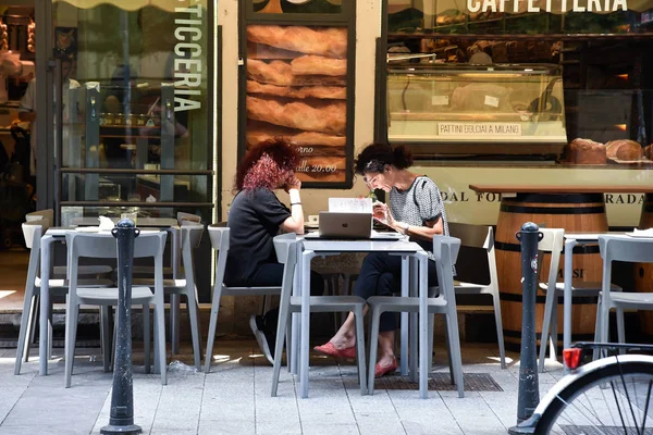 朝のコーヒーを楽しんでいると ミラノのダウンタウンの食堂で作業を開始する前のラップトップに取り組んでミラノ イタリア 2018 人の女の子 — ストック写真