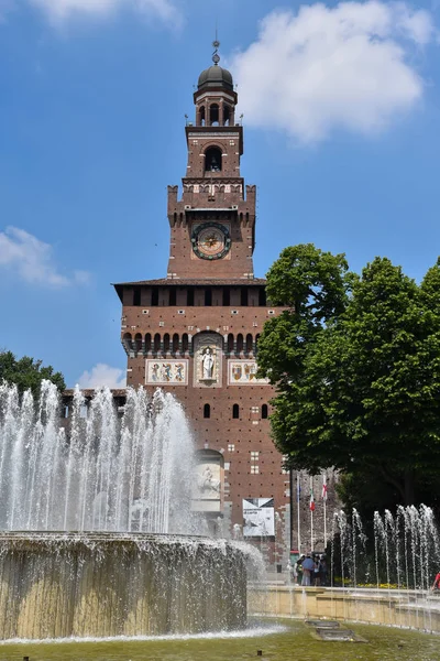 Milan, İtalya - 24 Mayıs 2018: kule Castello Sforzesco, ana girişinde 