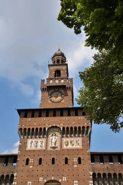 Milan, İtalya - 24 Mayıs 2018: kule Castello Sforzesco, ana girişinde 