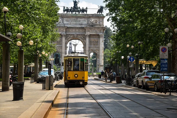 Milan, İtalya - 24 Mayıs 2018: bir sarı tramvay sabah Milano'da geçen. Arco della Pace içinde belgili tanımlık geçmiş.