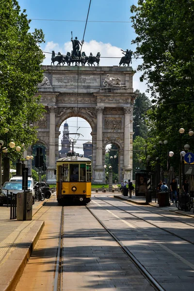 Milan, İtalya - 24 Mayıs 2018: bir sarı tramvay sabah Milano'da geçen. Arco della Pace içinde belgili tanımlık geçmiş.