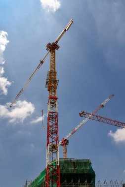 Gün, teknoloji ulaşım yüksek siteye malzeme builging şantiye blus gökyüzü arka plan üzerinde İnşaat ekipmanları vinç.