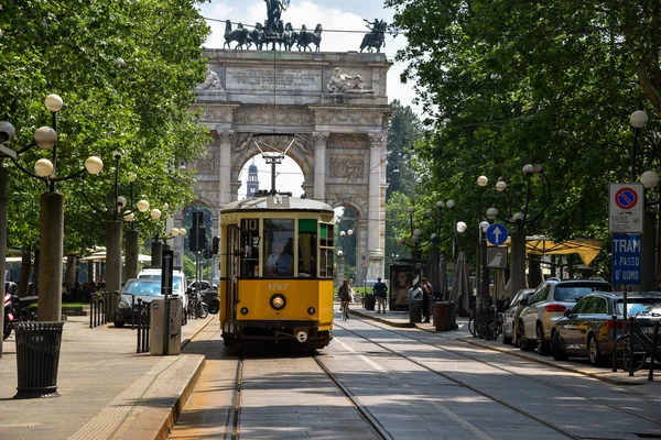 Milan, İtalya - 24 Mayıs 2018: bir sarı tramvay sabah Milano'da geçen. Arco della Pace içinde belgili tanımlık geçmiş.
