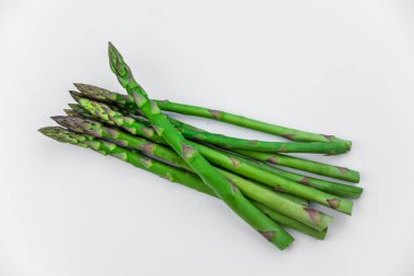 Beyaz izole yeşil taze kuşkonmaz