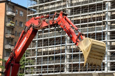 Milan, İtalya - 24 Mayıs 2018: Modern ekskavatör Kazı çalışmaları ve daha aptal kamyon, site bina sanayî Makinaları gerçekleştirir.