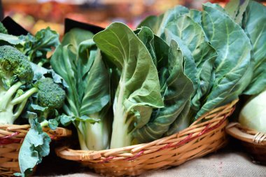 Büyük yeşil yaprakları sepete yalan