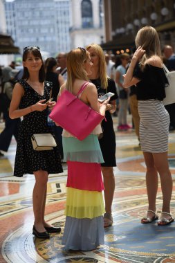 Milan, İtalya: 25 Mayıs olabilir: bir grup turist kız Galeri Vittorio Emanuele II Milan İtalya