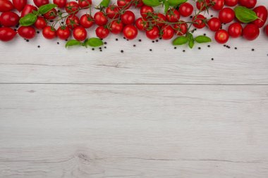 Domates fesleğen yaprakları ve beyaz tablo, kopya alanı, kara biber kiraz görünümü üst.