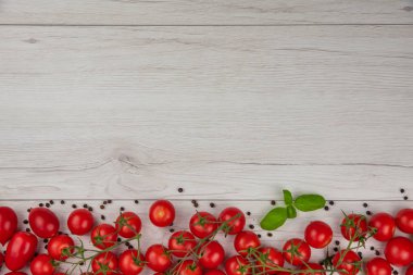 Domates fesleğen yaprakları ve beyaz tablo, kopya alanı, kara biber kiraz görünümü üst.