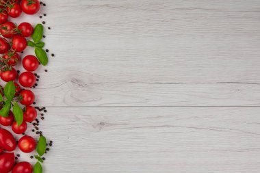 Domates fesleğen yaprakları ve beyaz tablo, kopya alanı, kara biber kiraz görünümü üst.