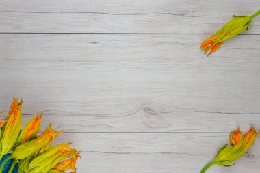 Beyaz ahşap masa, üstten görünüm, kabak çiçekleri alanı Kopyala.