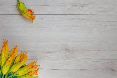 Beyaz ahşap masa, üstten görünüm, kabak çiçekleri alanı Kopyala.