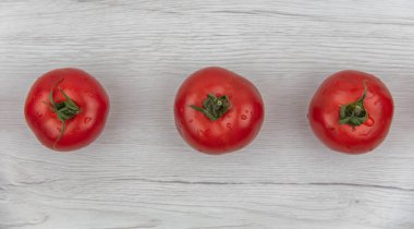 Beyaz ahşap masa, üstten görünüm üzerinde kırmızı domates