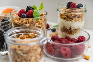 Kavanoz granola, yoğurt ve taze çilek, yakın çekim, seçici odak ile tam