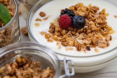 Kavanoz granola, yoğurt ve taze çilek, yakın çekim, seçici odak ile tam