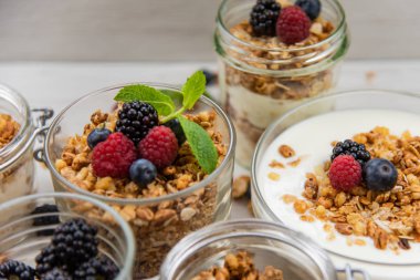 Kavanoz granola, yoğurt ve taze çilek, yakın çekim, seçici odak ile tam