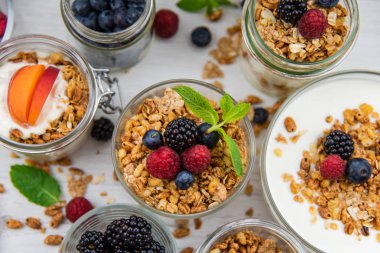 Kavanoz granola, yoğurt ve taze çilek, üstten görünüm, seçici odak ile tam