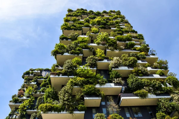 Milan, İtalya - 24 Mayıs 2018: balkon üzerinde büyüyen Vetical orman gökdelen whit ağaçlar