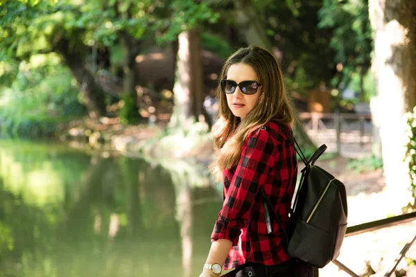 Güneş ve Doğa Park, yaz başında zevk genç kız.