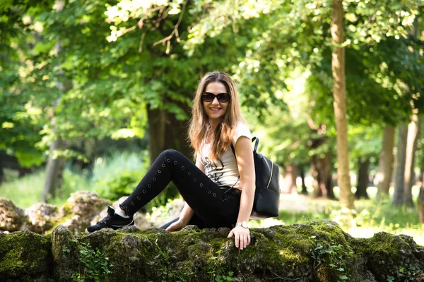 Güneş ve Doğa Park, yaz başında zevk genç kız.