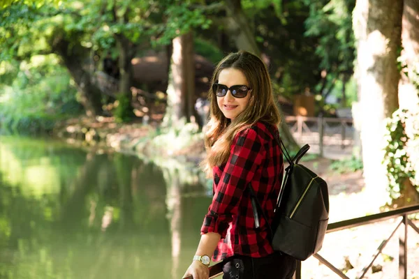 Güneş ve Doğa Park, yaz başında zevk genç kız.