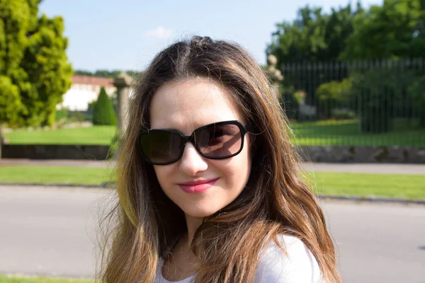 Portret Park, yaz başında güzel bir genç kız.