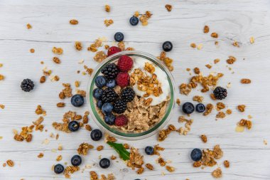 Kase Yoğurt granola ve beyaz ahşap masa, üstten görünüm üzerinde taze çilek ile