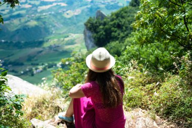 Manzaranın güzel bir turistik kız San Marino