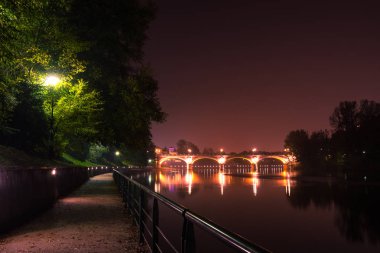 Turin Ponte Isabella ve nehir Po geceleri