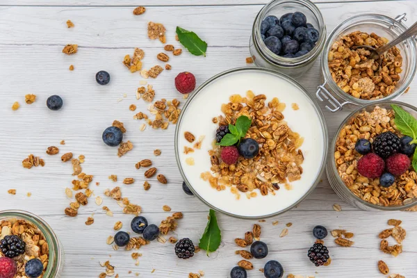 Kavanoz granola, yoğurt ve taze çilek, üstten görünüm, seçici odak ile tam