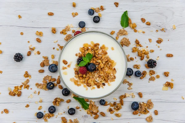 Kase Yoğurt granola ve beyaz ahşap masa, üstten görünüm üzerinde taze çilek ile