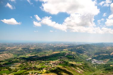 San Marino banliyö bölgesi ve İtalyan hills görünümü yukarıdan manzara.
