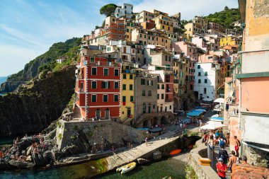 Riomaggiore, İtalya - 06 Ağustos 2018: Riomaggiore doğal manzaralı renkli yapılarıyla. Cinque Terre, Liguria, İtalya