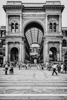 Milan, İtalya - 23 Temmuz 2011: Milano'da merkezi Galleria Vittorio Emanuele II'nin içinde backgroung kalabalık bir gün. Siyah ve beyaz fotoğraf.
