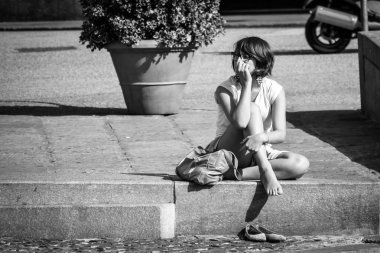Genoa, İtalya - 02 Ağustos 2011: Kız rahatlatıcı bir sıcak yaz gününde. siyah ve beyaz fotoğraf.