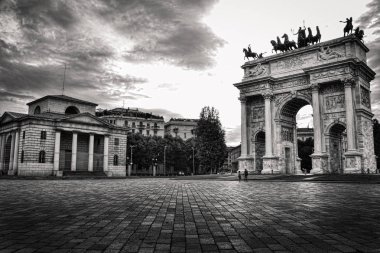 Arch barış (Arco della Pace) Milan, İtalya. Siyah ve beyaz fotoğraf.
