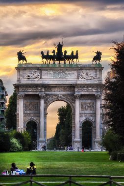 Milan, İtalya - 23 Temmuz 2011: Arco della Pace ve bahçeleri Parco Sempione, Milan İtalya.