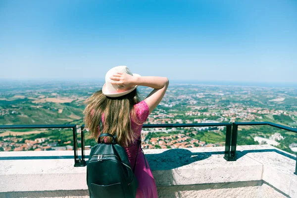 景色を眺めながら サンマリノで美しい観光の少女 — ストック写真
